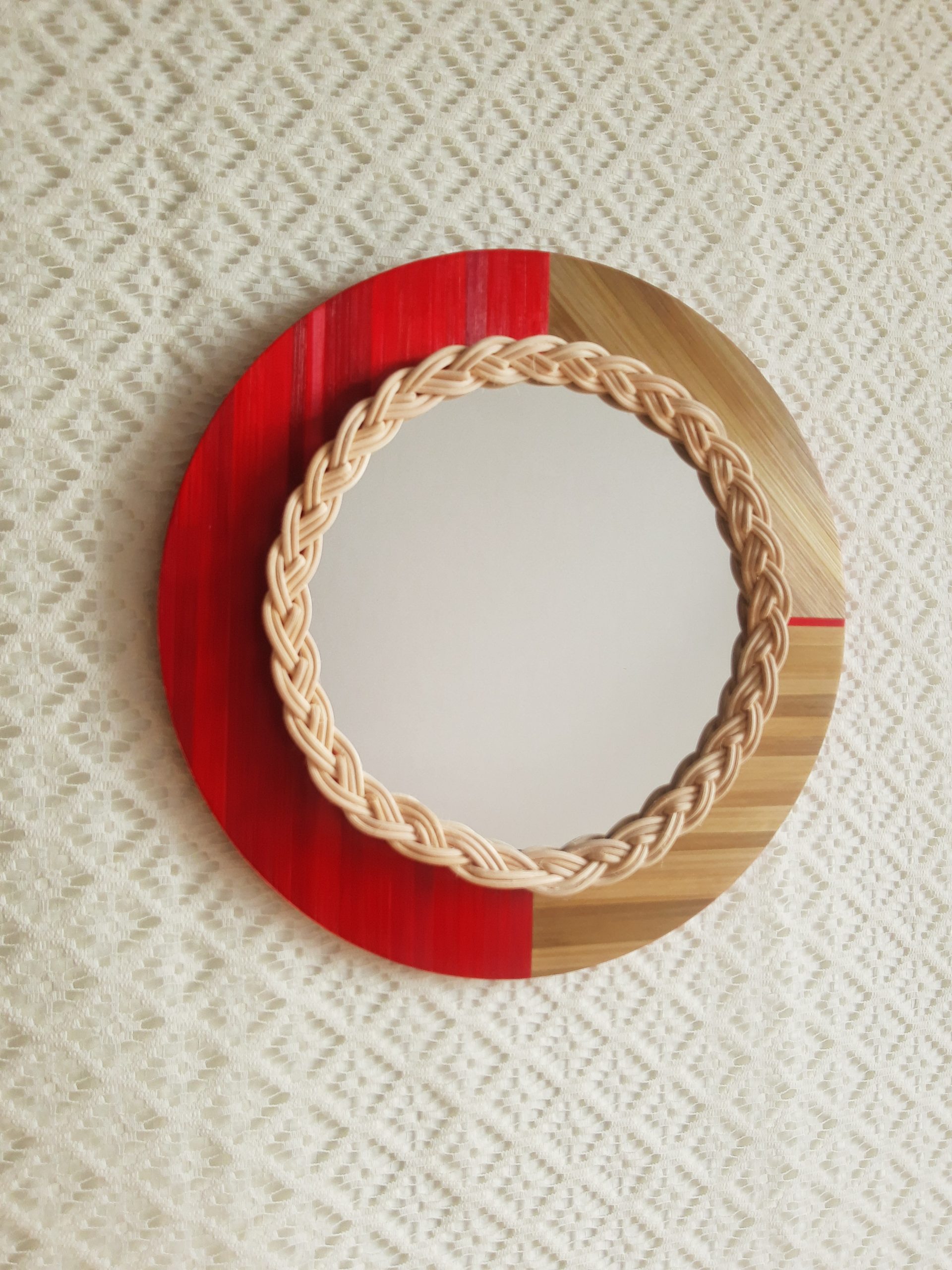 3-miroir-rond-marqueterie-rouge-doré-bordure-rotin