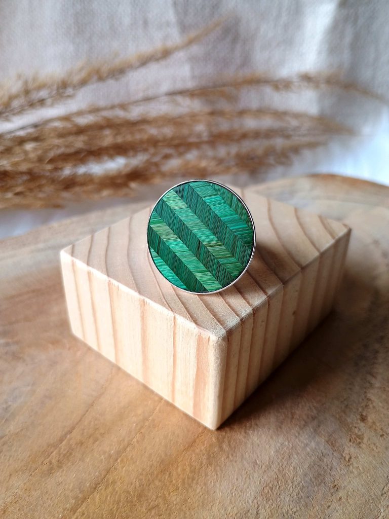 29-bague-plateau-chevrons-vert-argente